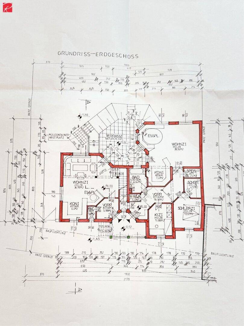 Grundriss des Erdgeschosses mit Wohn-, Essbereich, Küche und Terrasse.