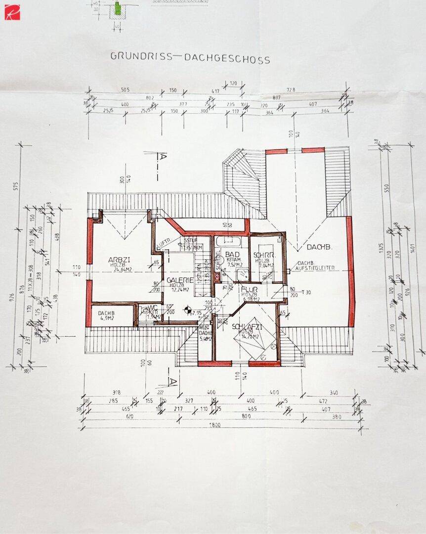 Grundriss des Dachgeschosses mit Schlafzimmern, Bad und Galeriebereich.