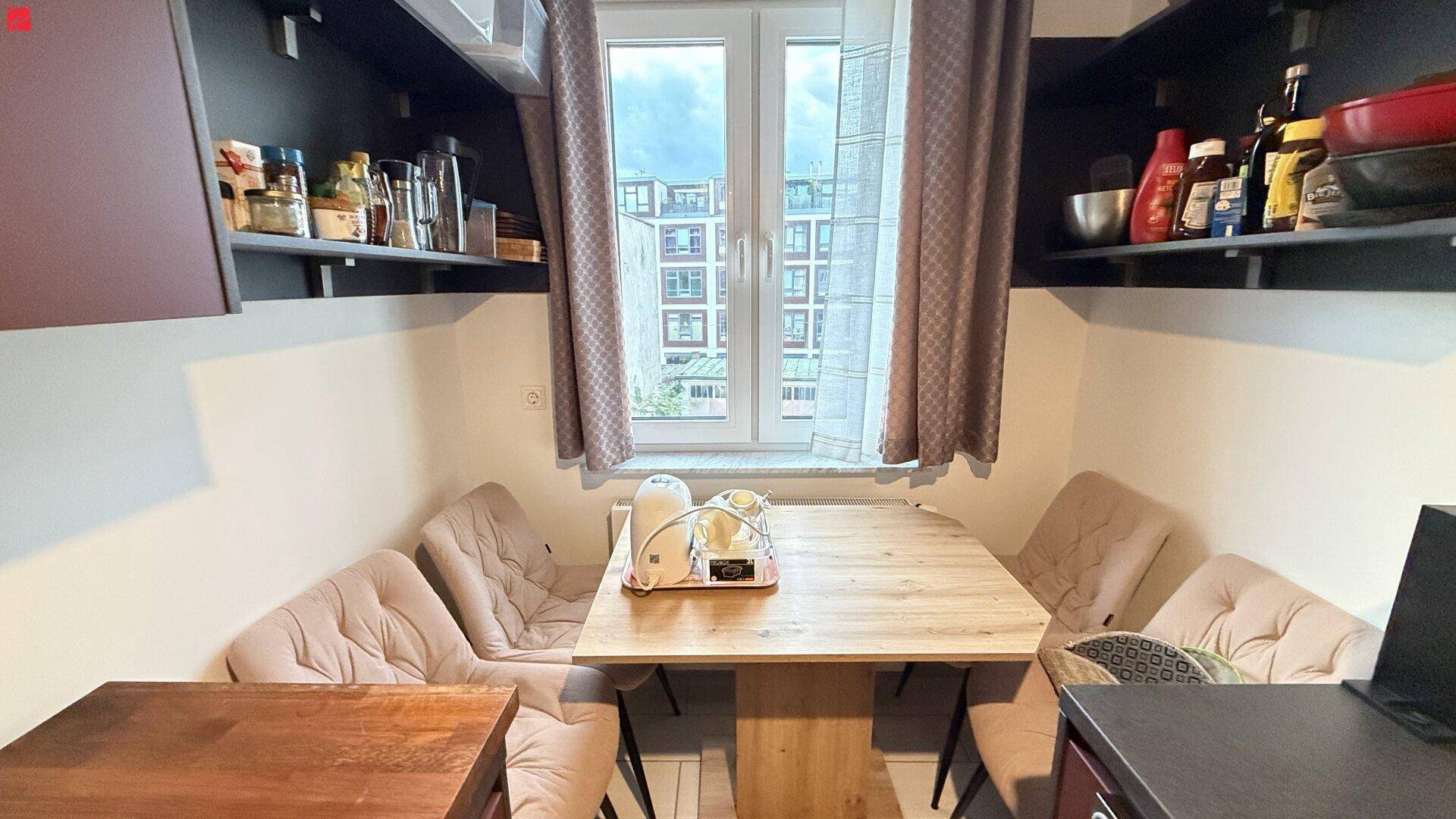 Gemütlicher Essbereich in der Küche mit Eckbank und Fenster, ideal für Mahlzeiten.