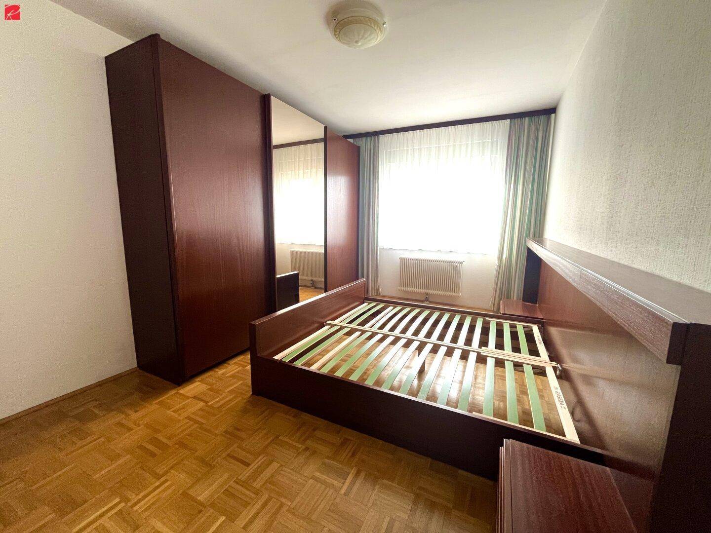 Schlafzimmer: Blick von der Komode Richtung Fenster mit Traunsteinblick