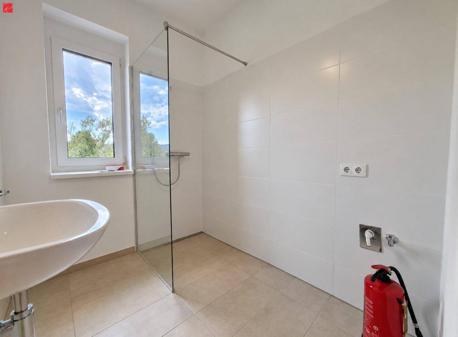 Modernes Badezimmer mit begehbarer Dusche, Waschbecken und Fenster für Tageslicht.