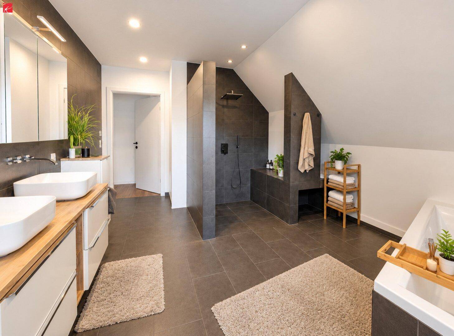 Modernes Badezimmer mit Doppelwaschbecken, großer begehbarer Dusche und Dachschräge.