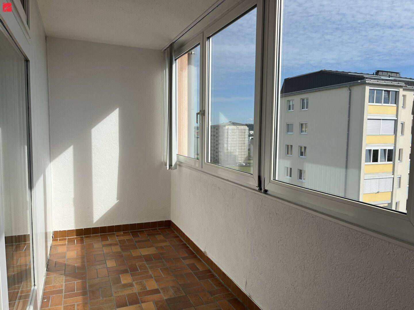 Loggia mit Blick von der Hebeschiebetürposition Richtung Osten