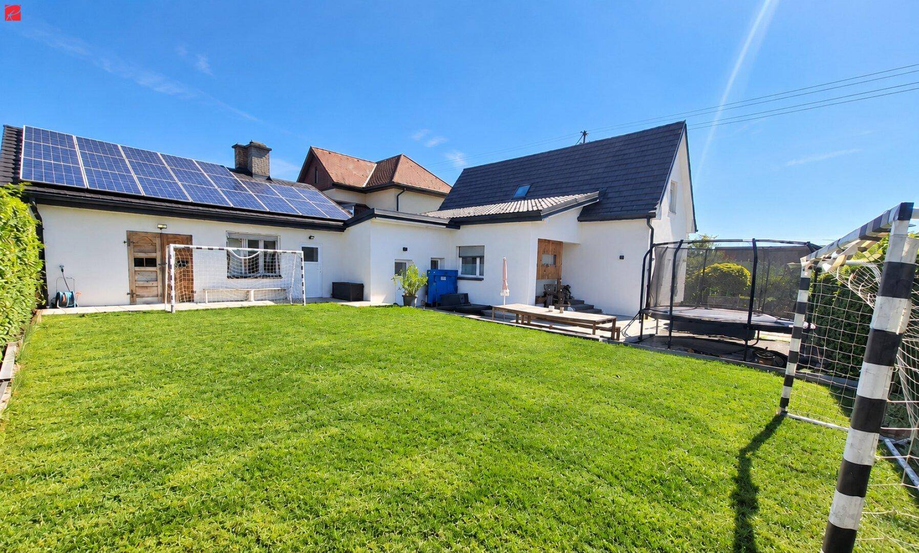 Großer Garten mit Rasenfläche, Trampolin und Fußballtor hinter dem Einfamilienhaus.