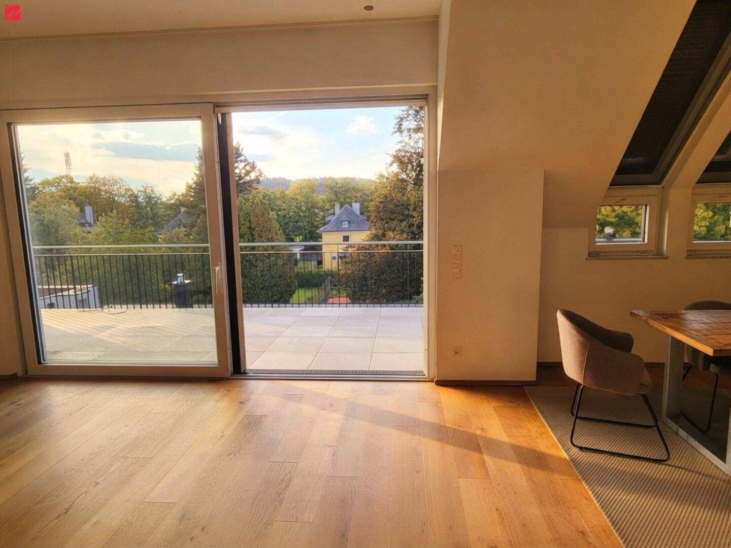 Heller Wohnbereich mit großzügiger Terrasse und weitem Blick ins Grüne.