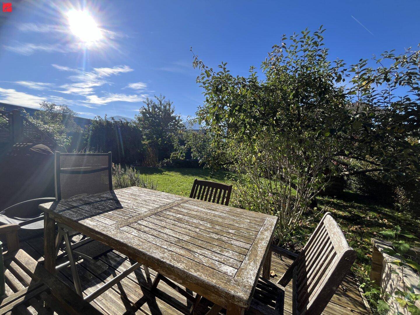 Blick von der Terrasse in den Garten
