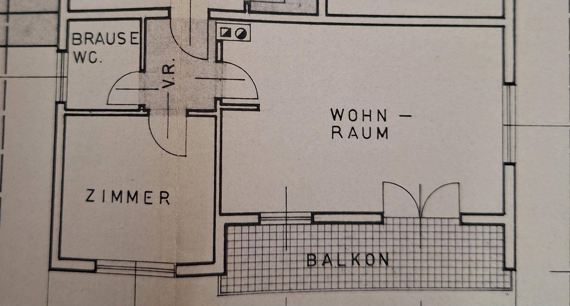 Grundriss mit Wohnraum, Zimmer, Bad und Balkon.