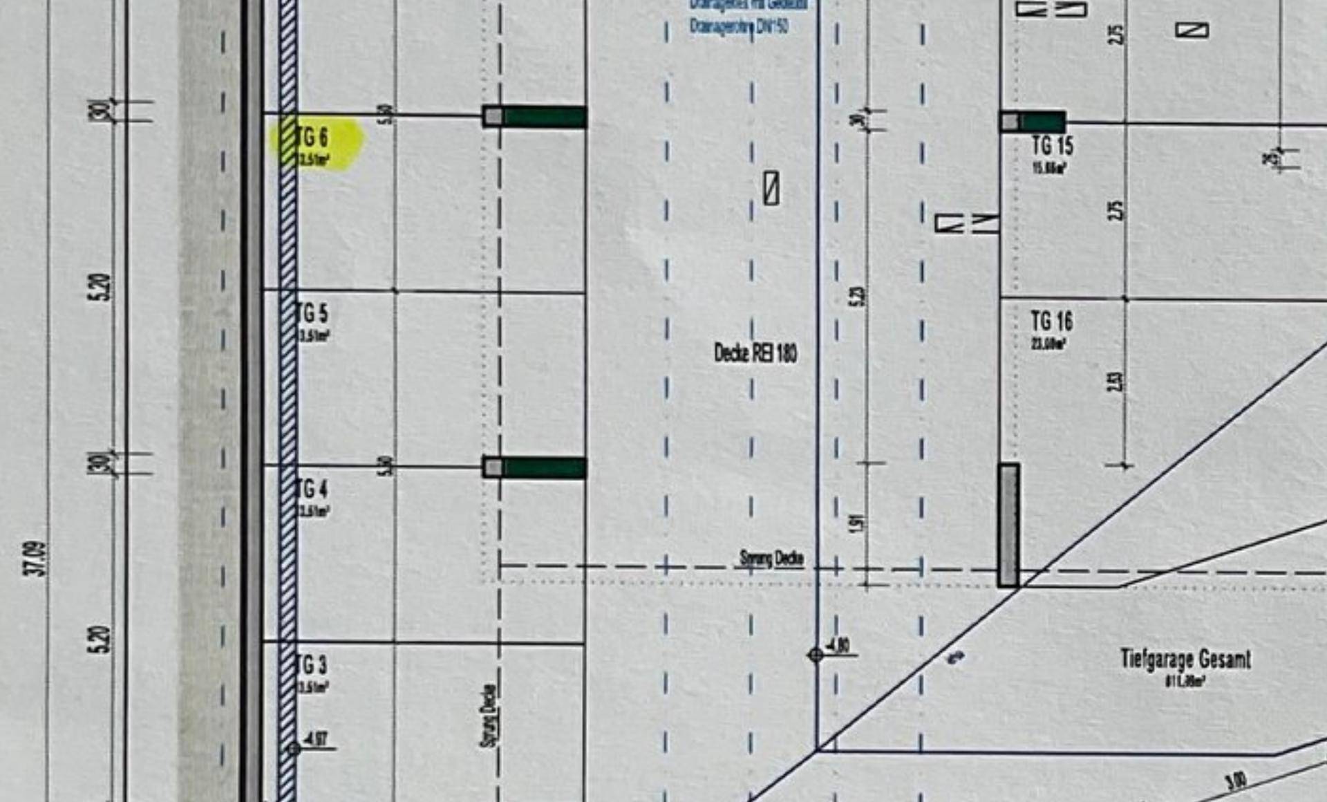 Grundrissplan einer Tiefgarage mit einzelnen Stellplätzen und Maßen.