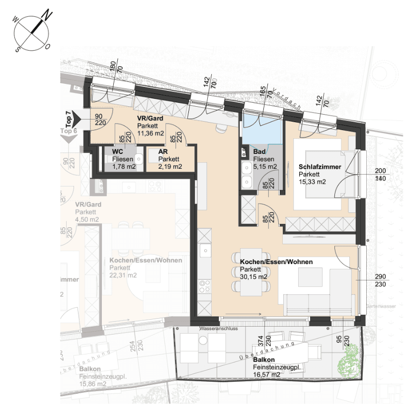 Grundriss für Top 7 mit offenem Wohnbereich, zwei Schlafzimmern und großem Balkon.