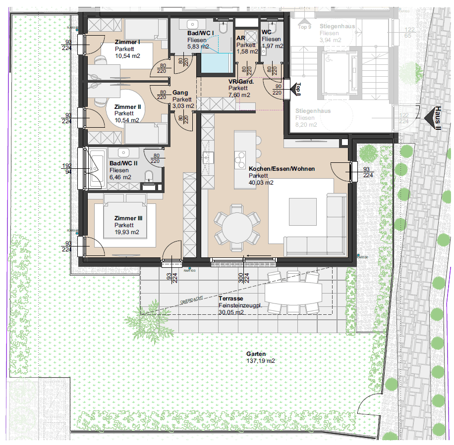 Detaillierter Grundriss mit offenem Wohnbereich, drei Schlafzimmern, zwei Bädern und großer Terrasse mit Garten.
