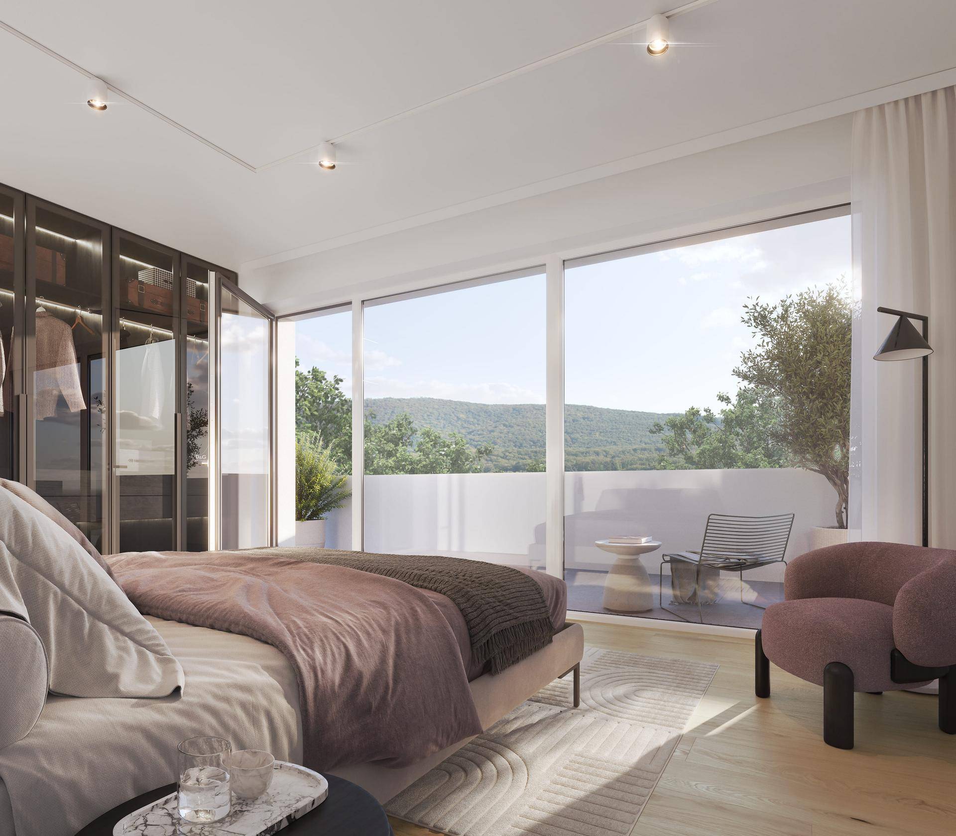 Schlafzimmer mit großen Fenstern, Holzboden, Einbauschrank und Zugang zu einer Terrasse mit Bergblick.