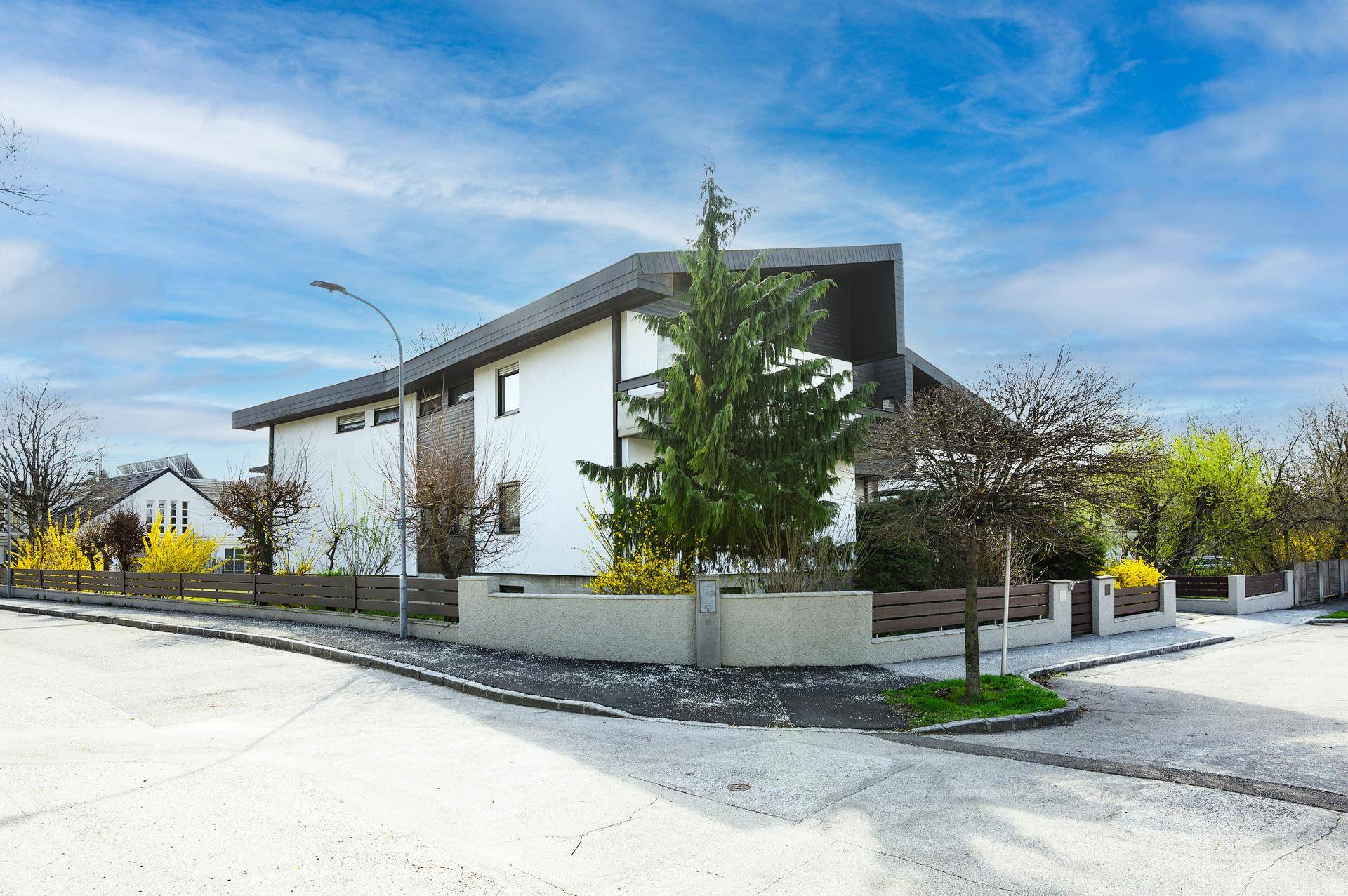 Großzügige Architektenvilla auf weitläufigem Grundstück in Toplage von Wiener Neustadt - Ansicht 2