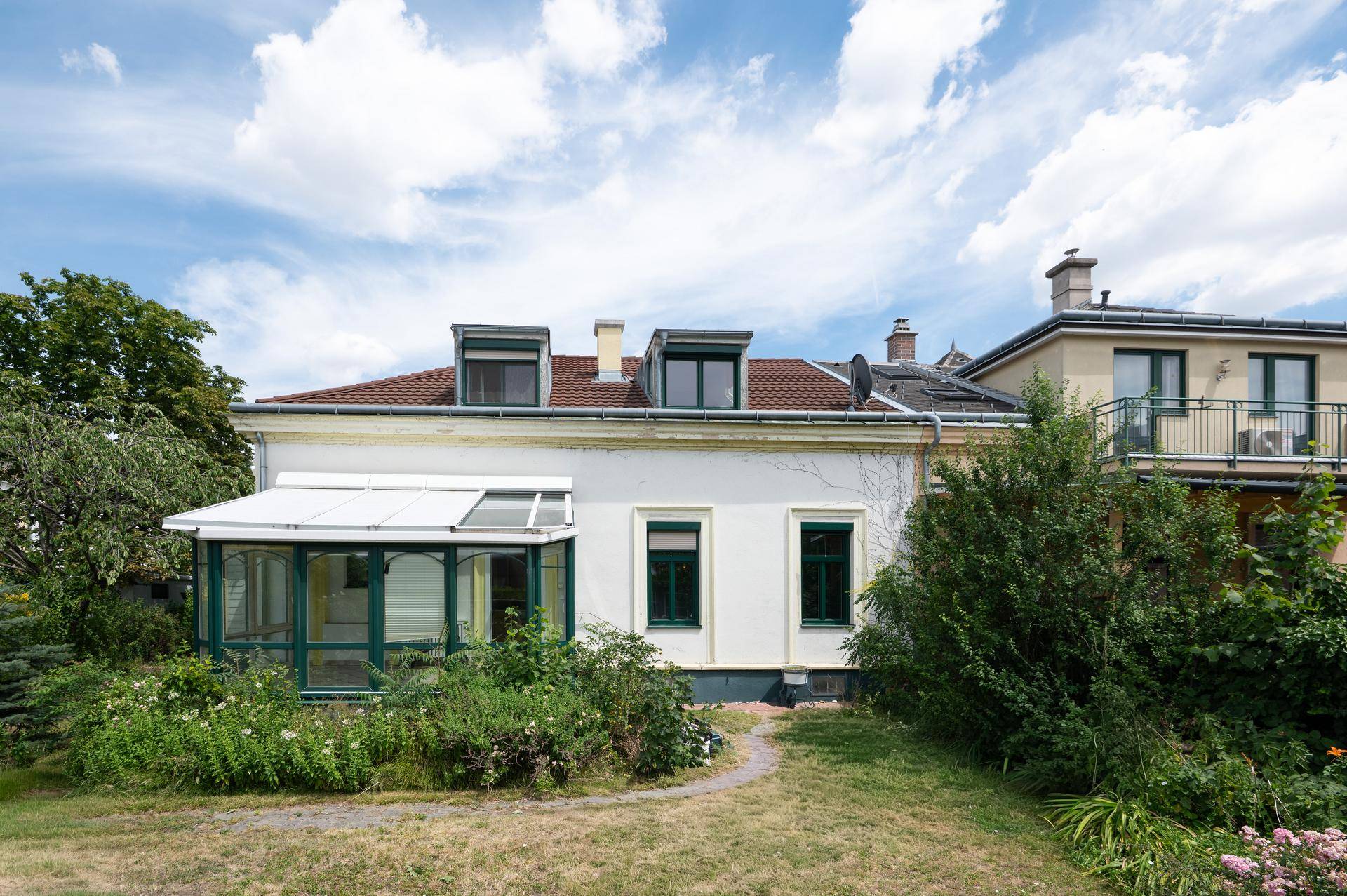 Ein Haus mit Geschichte – Altbaucharme, Naturgarten und vielfältige Möglichkeiten - Ansicht 3