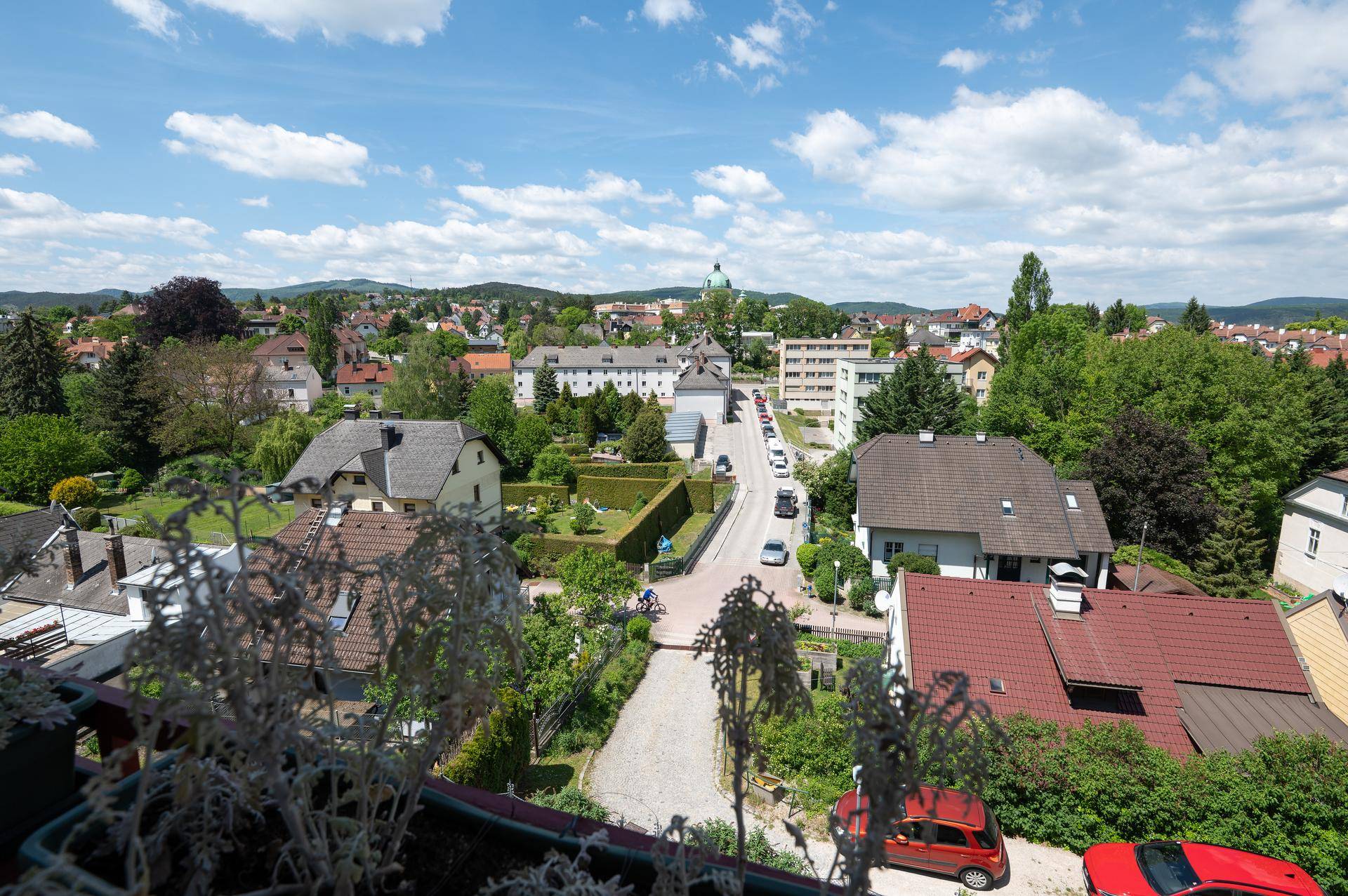 Weitläufiger Blick über die Stadt und die umliegende grüne Landschaft.