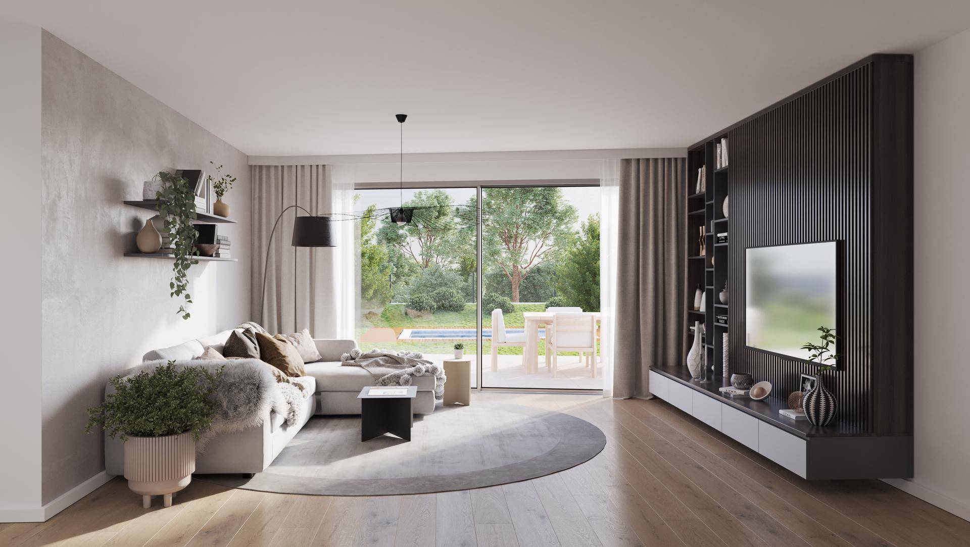 Geräumiges Wohnzimmer mit Holzboden, großen Fenstern und Blick auf den Garten mit Pool.