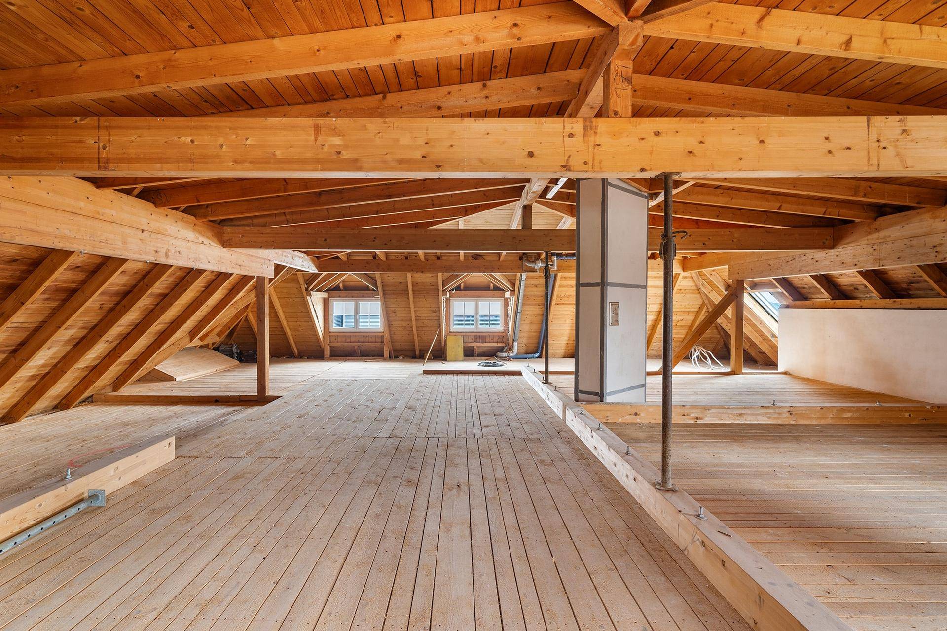 Geräumiger Dachboden mit sichtbaren Holzbalken und viel Potenzial zum Ausbau.