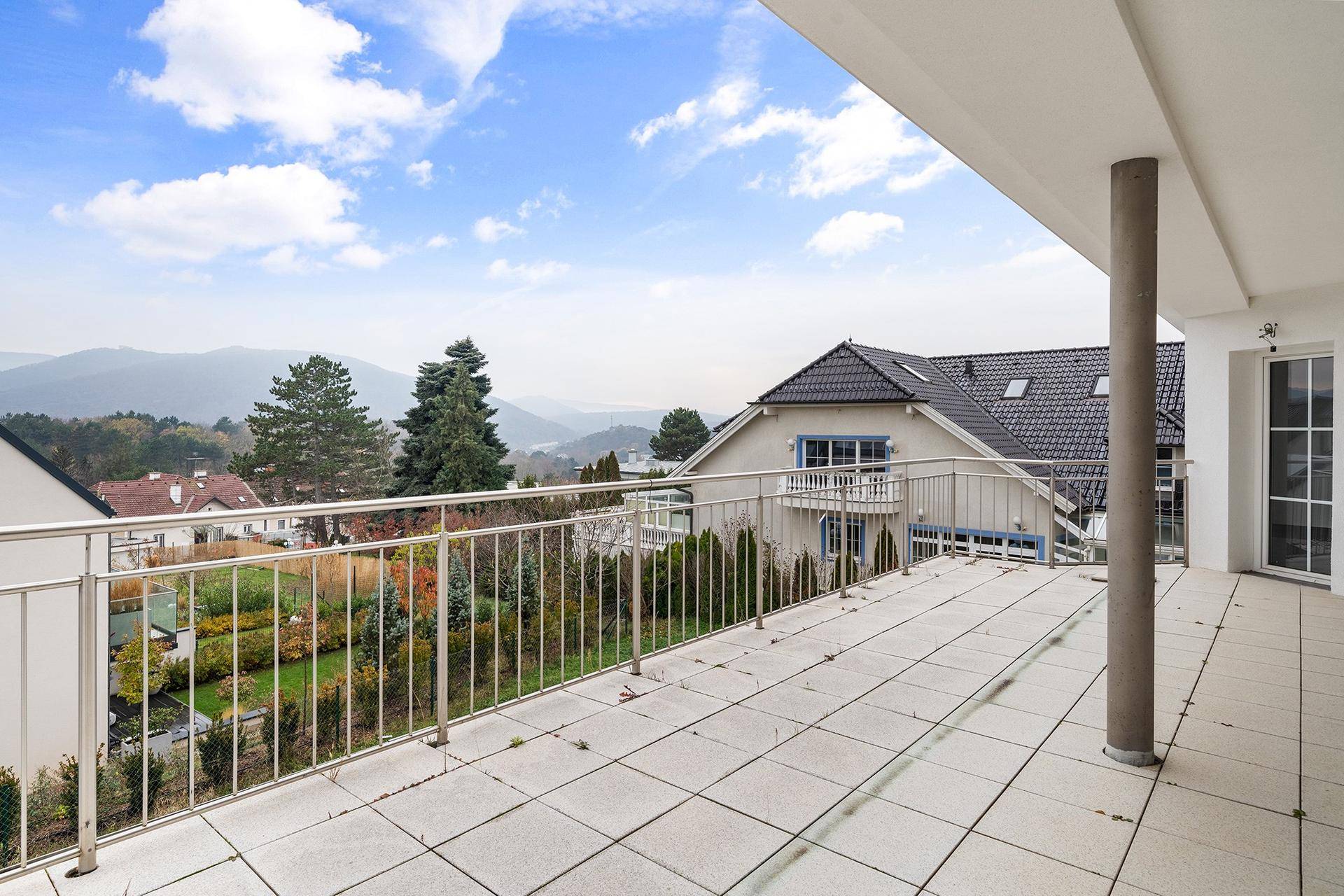 Große Dachterrasse mit weitem Blick auf die umliegende Landschaft und Berge.
