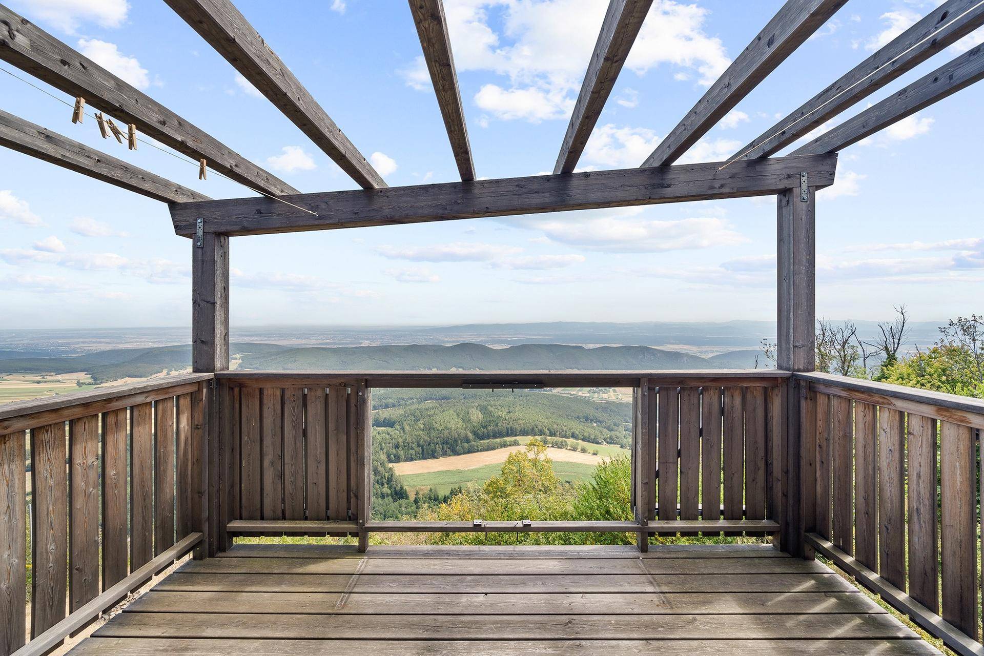 Aussichtsplattform aus Holz mit Pergola und weitem Panoramablick über die Landschaft.