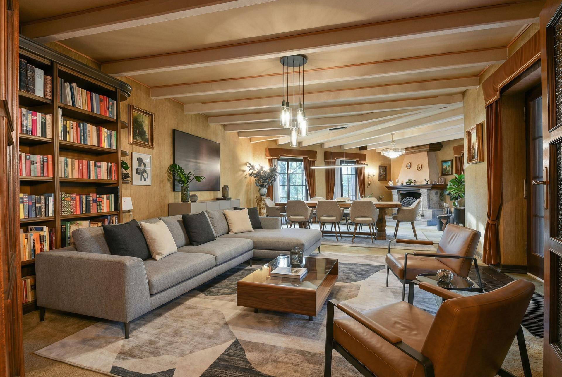 Modernisierter Wohn- und Essbereich mit zeitgenössischen Möbeln, Teppich und sichtbaren Deckenbalken.