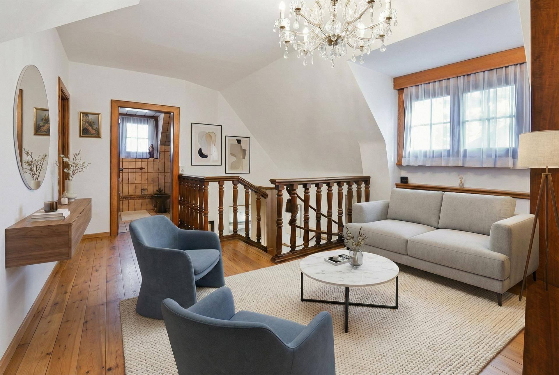 Modernisierter Flurbereich im Obergeschoss mit Treppe, zeitgenössischen Möbeln und Kronleuchter.