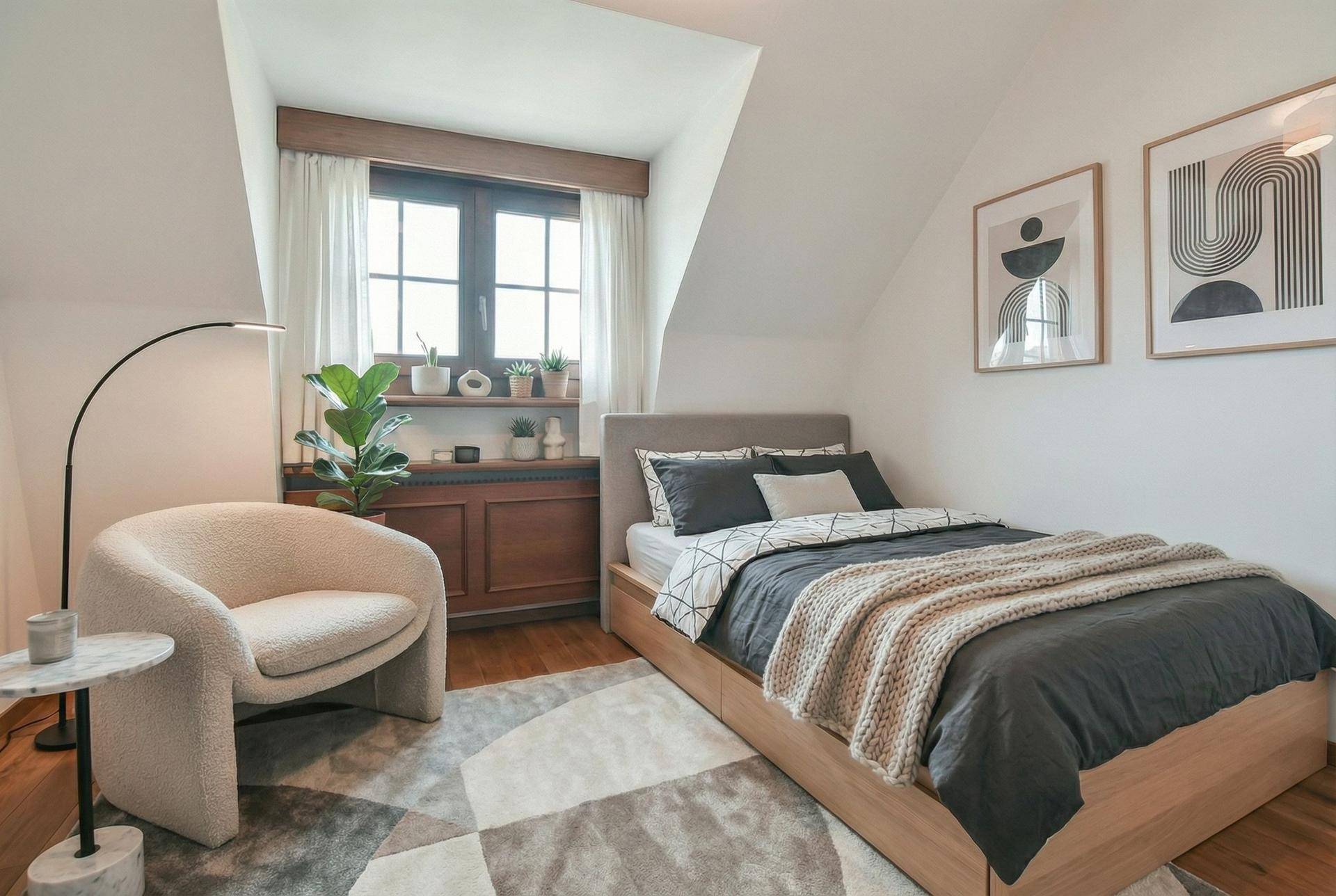 Modernisiertes kleines Schlafzimmer mit Einzelbett, Sessel und schlichter Einrichtung unter der Dachschräge.