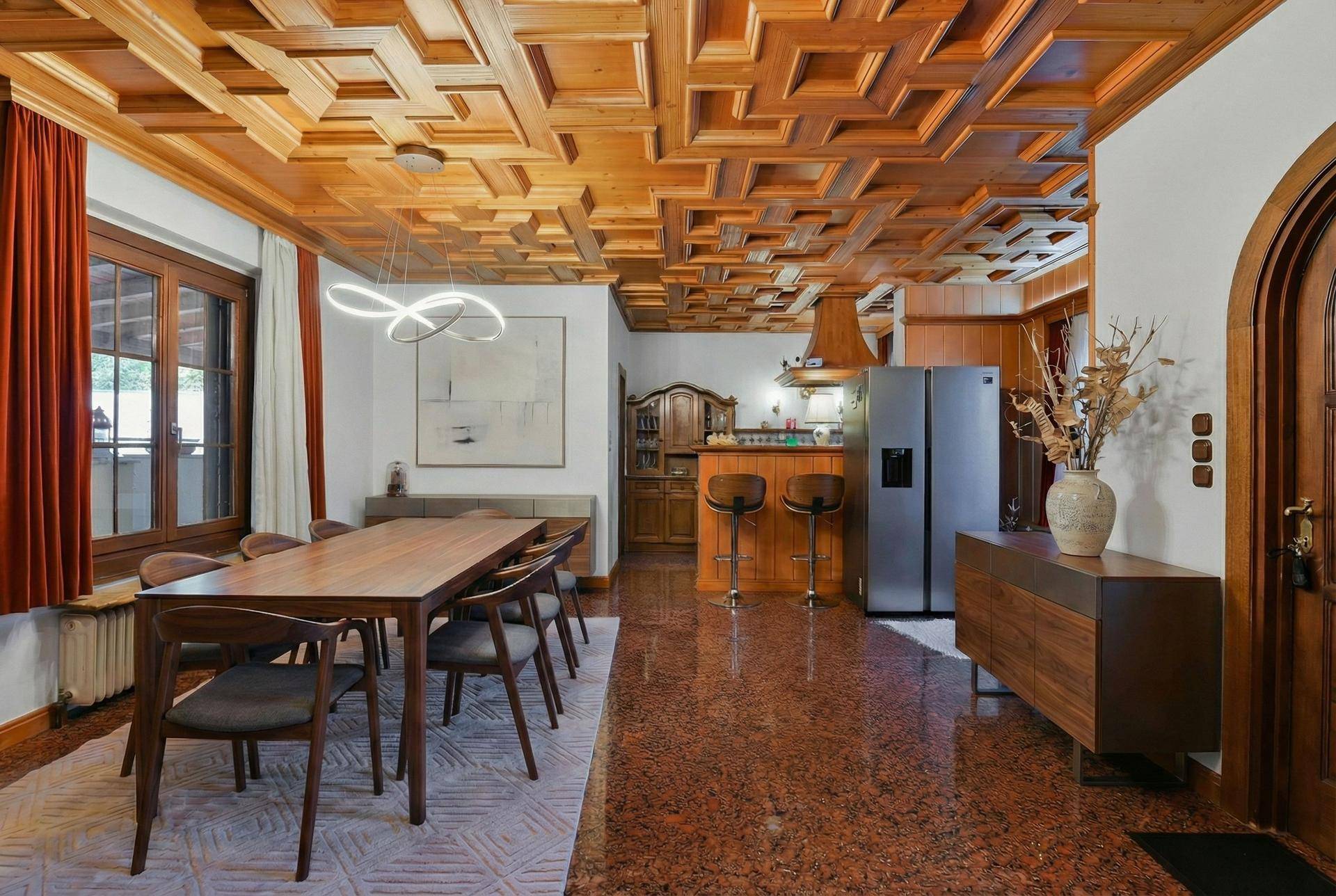 Modernisierter Essbereich mit Holzdecke, Granitboden und kleiner Küchenzeile, offen gestaltet.
