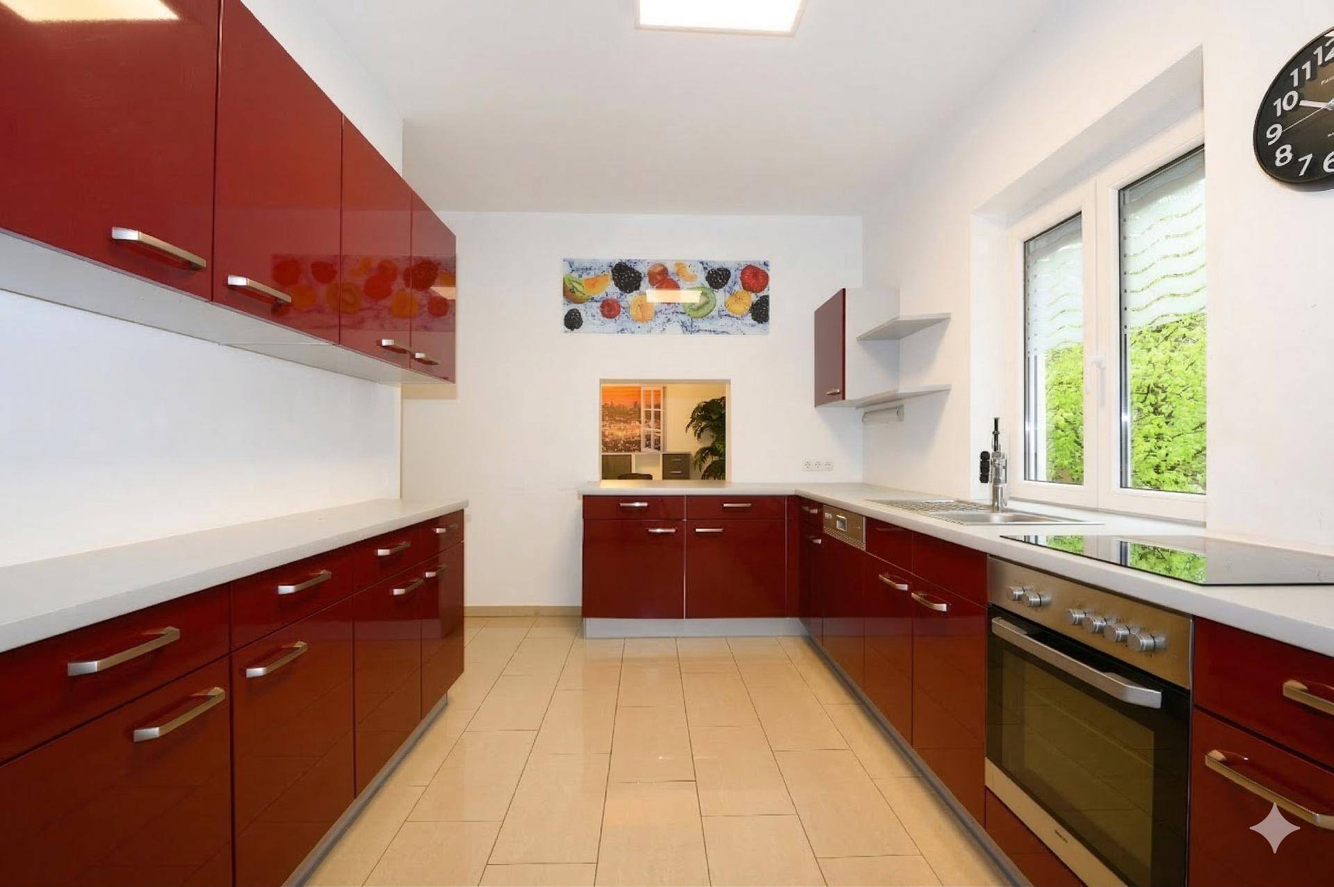 Moderne Küche mit roten Hochglanzfronten, hellen Arbeitsplatten und Fliesenboden.