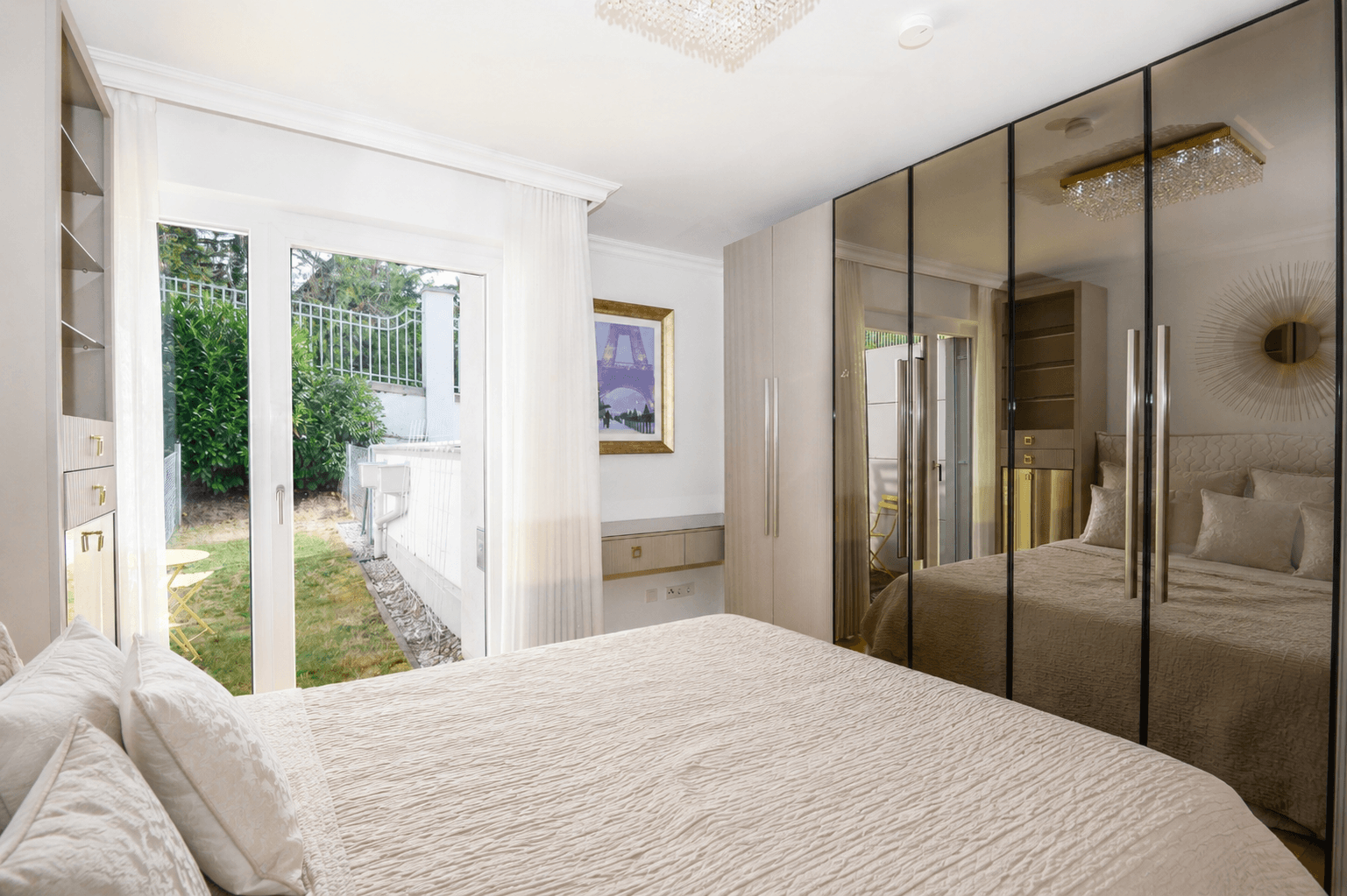Helles Schlafzimmer mit direktem Zugang zum privaten Gartenbereich und eleganten Möbeln.