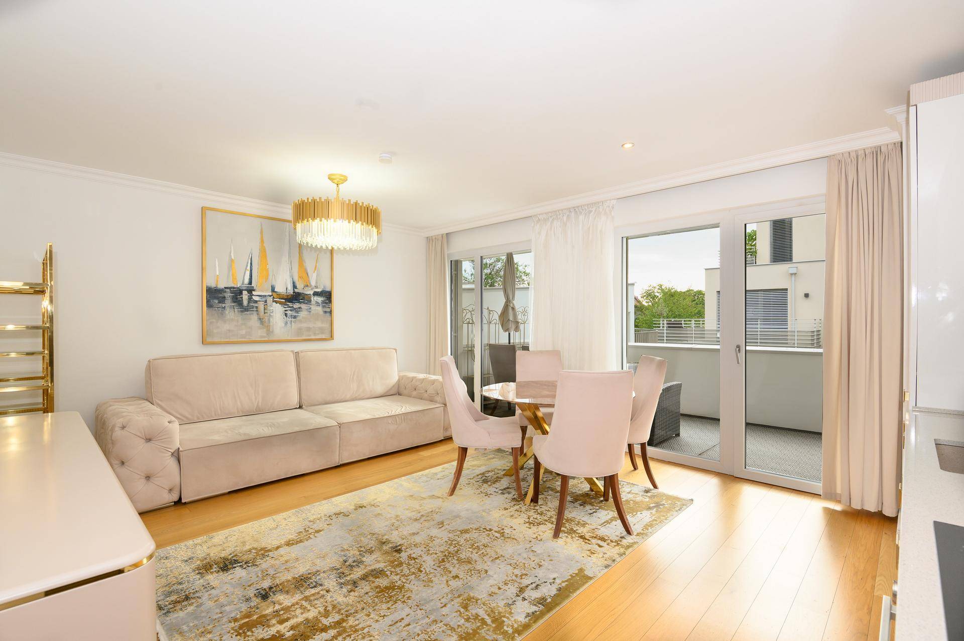 Lichtdurchfluteter Wohn-Essbereich mit Zugang zum Balkon, elegantem Teppich und Kunstwerk.