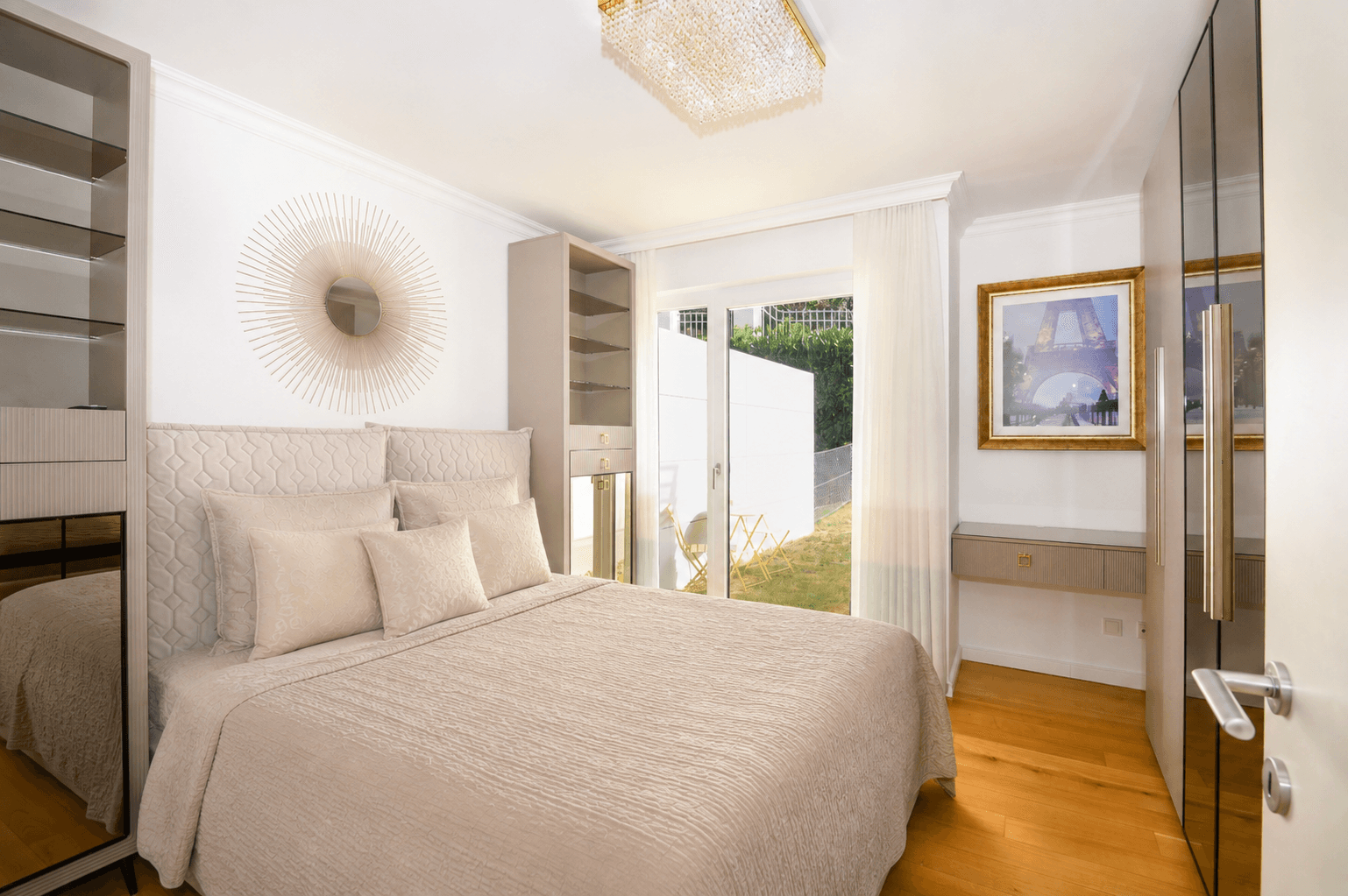 Modernes Schlafzimmer mit großem Bett, Spiegelschränken und Zugang zum Gartenbereich.