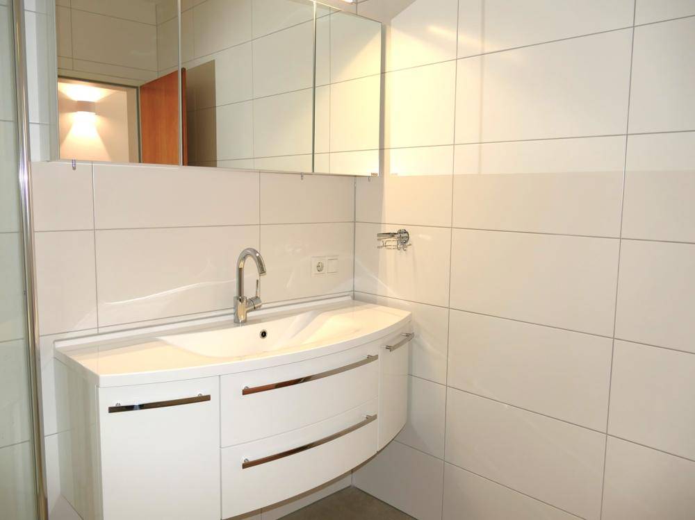 Renoviertes Badezimmer mit schönem Einbauschrank