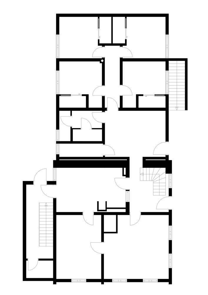 Grundrissplan des Erdgeschosses mit mehreren Räumen und Treppenhaus.