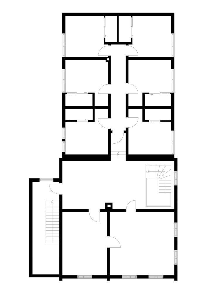 Grundrissplan des Obergeschosses mit mehreren Zimmern und Treppenhaus.