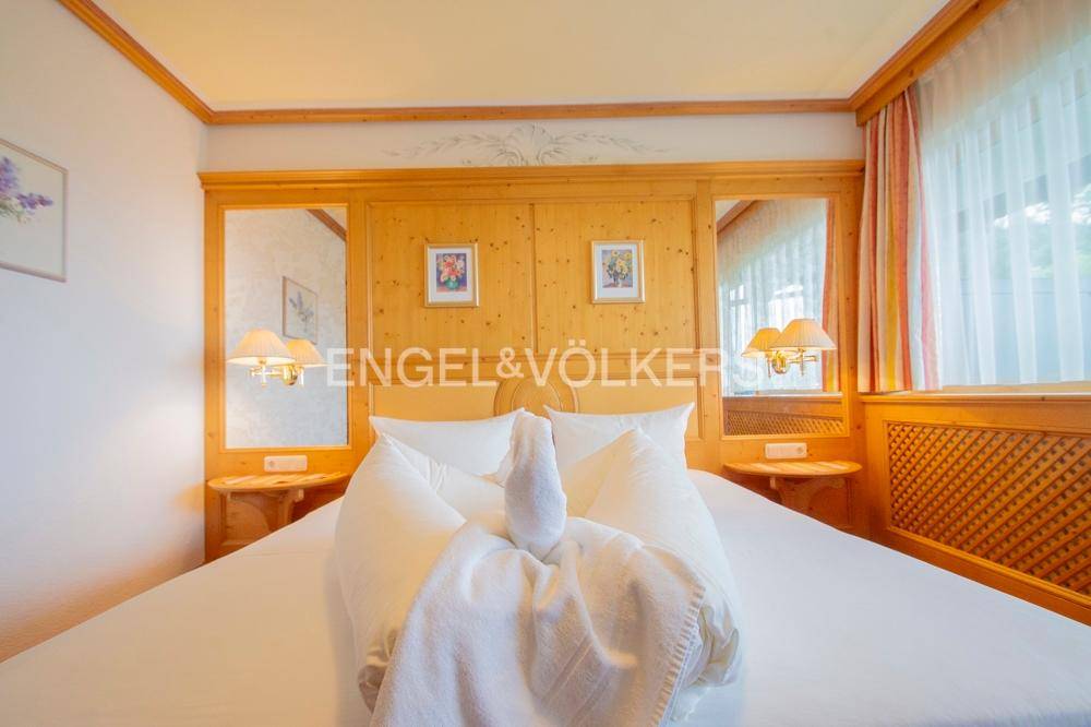 Gemütliches Schlafzimmer mit Doppelbett, Holzmöbeln und traditioneller Einrichtung.