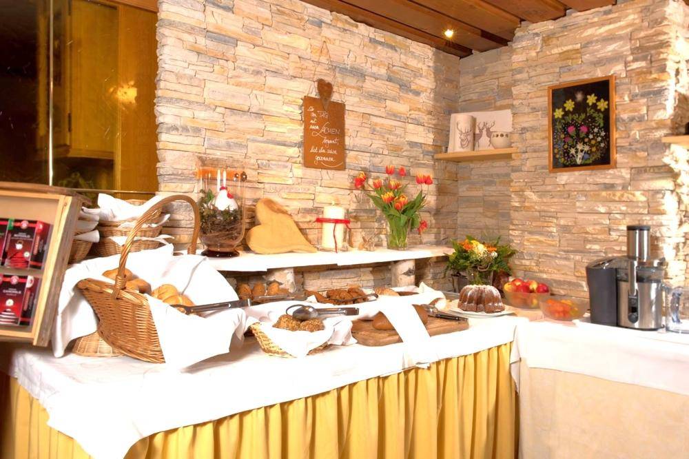 Frühstücksbuffet mit Brot, Kuchen und Obst