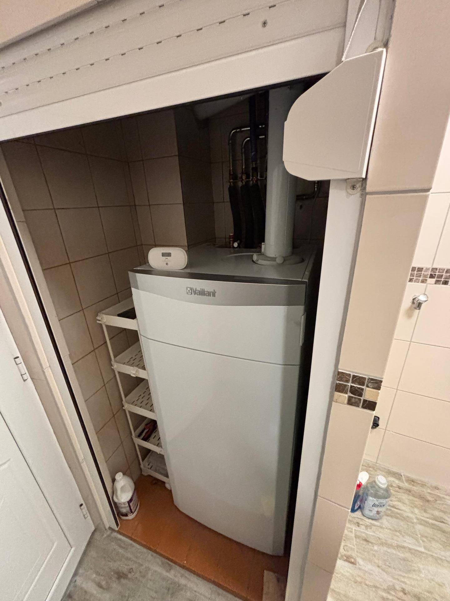 Heizungsraum mit modernem Vaillant-Boiler und Fliesenboden, gut zugänglich.