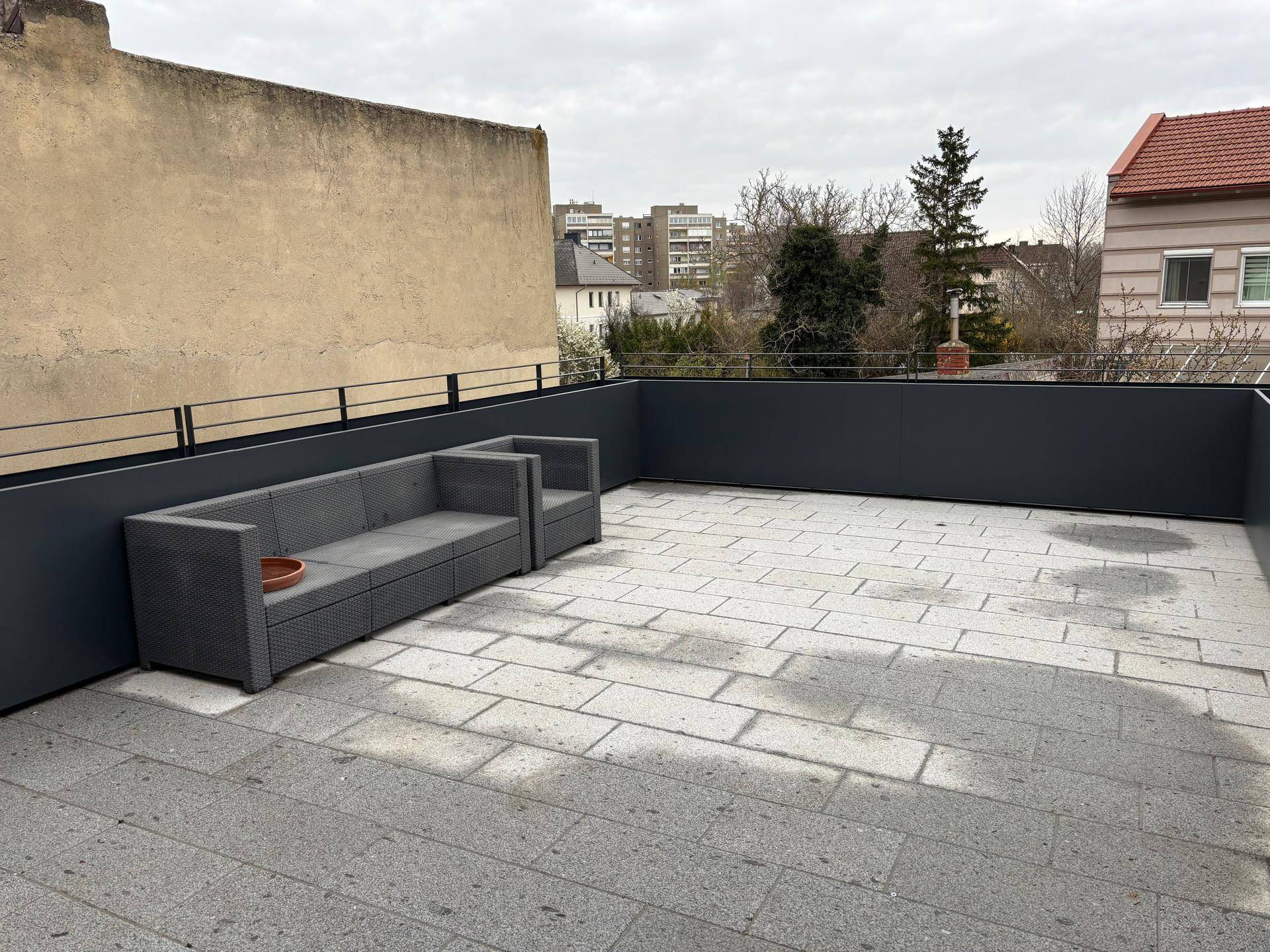 Große Dachterrasse mit bequemen Outdoor-Möbeln und viel Platz zum Entspannen.