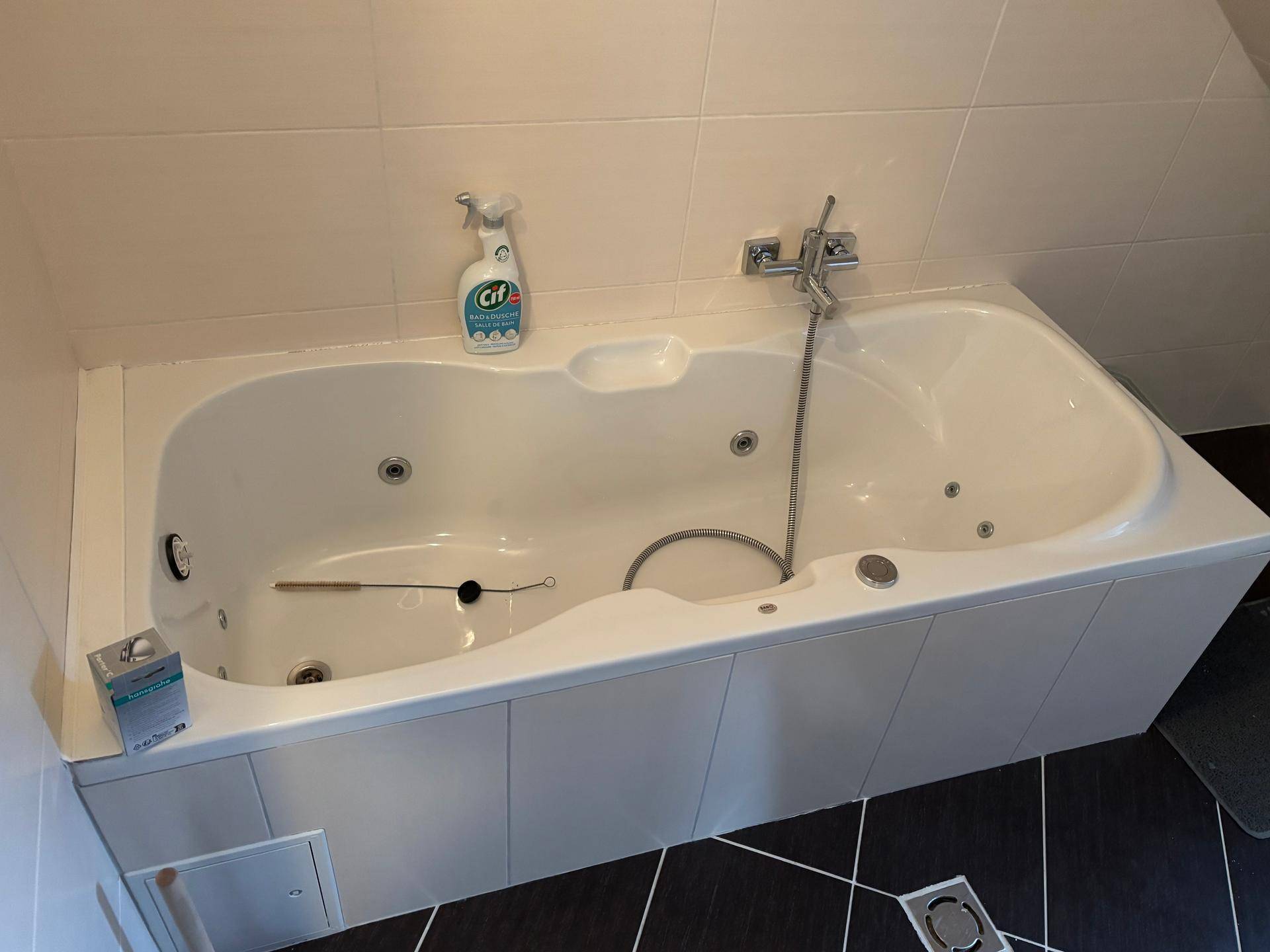 Badewanne mit Whirlpool-Funktion im Dachgeschoss-Badezimmer, ideal zur Entspannung.