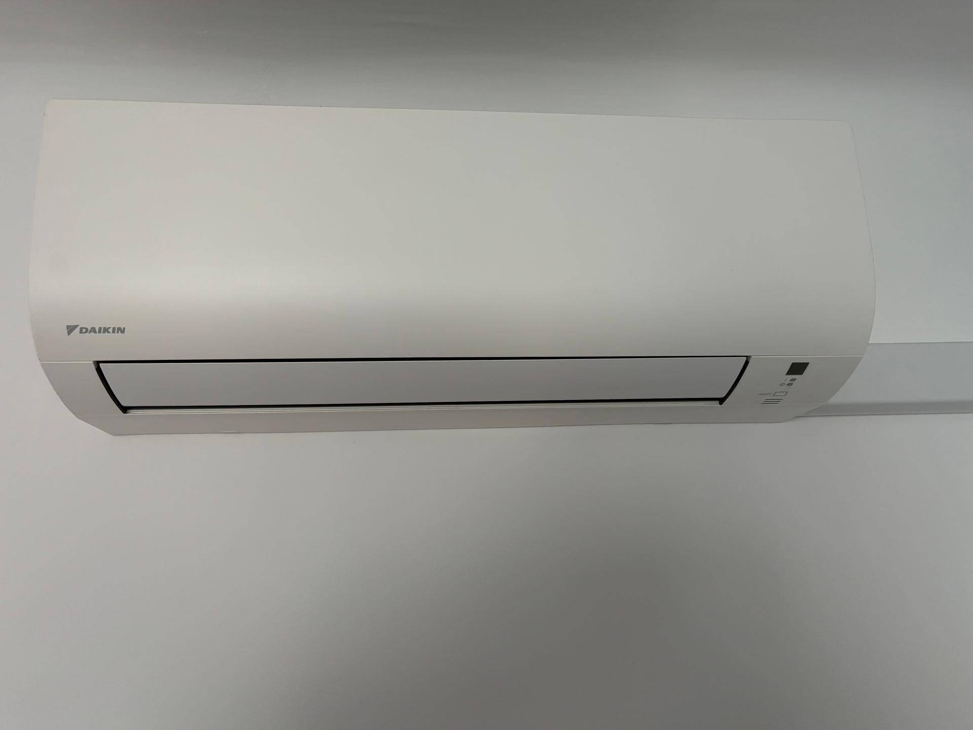 Nahaufnahme einer modernen Klimaanlage an der Wand, für angenehmes Raumklima.