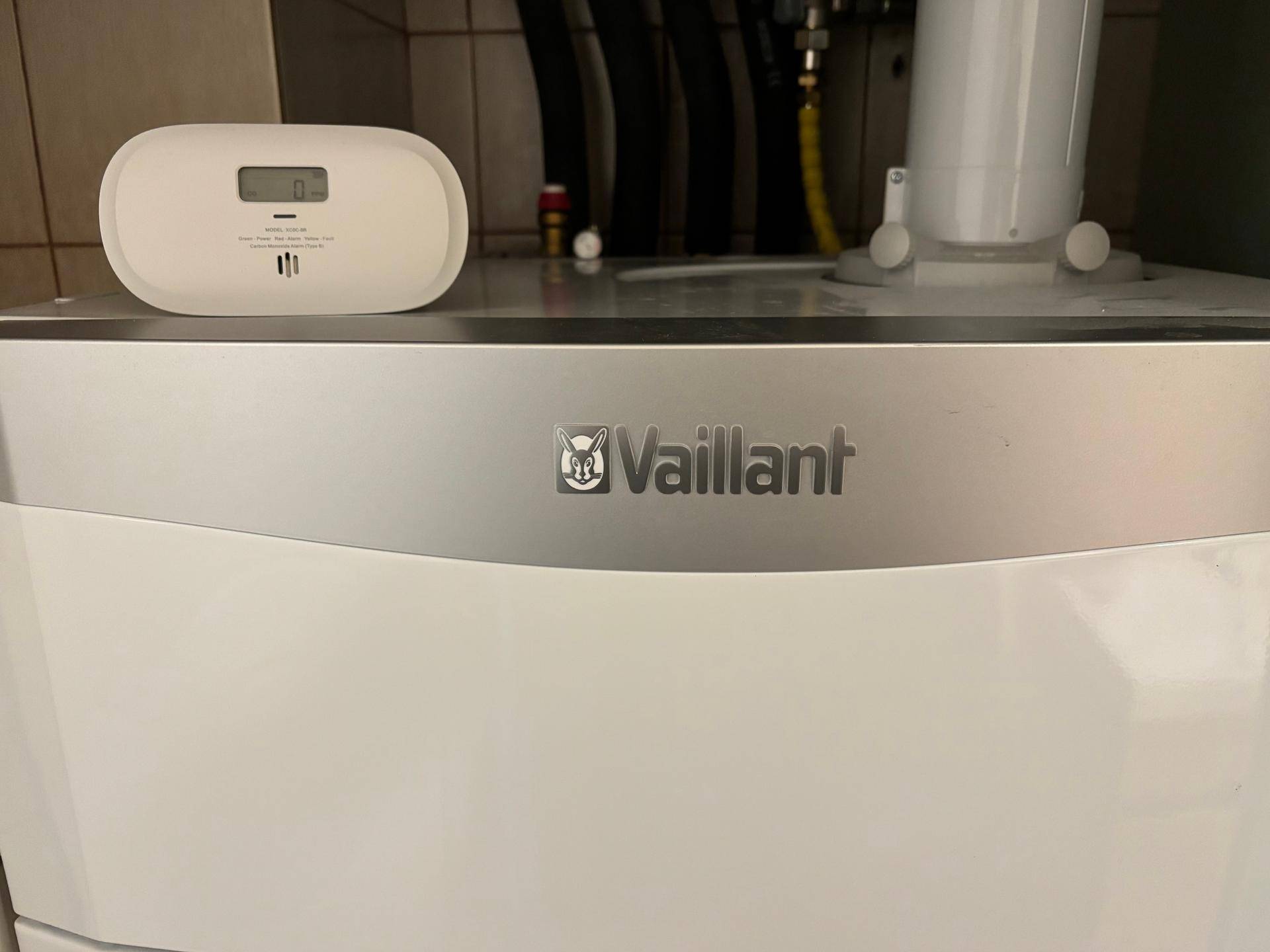 Nahaufnahme des Vaillant-Boilers, der für die Warmwasserversorgung sorgt.