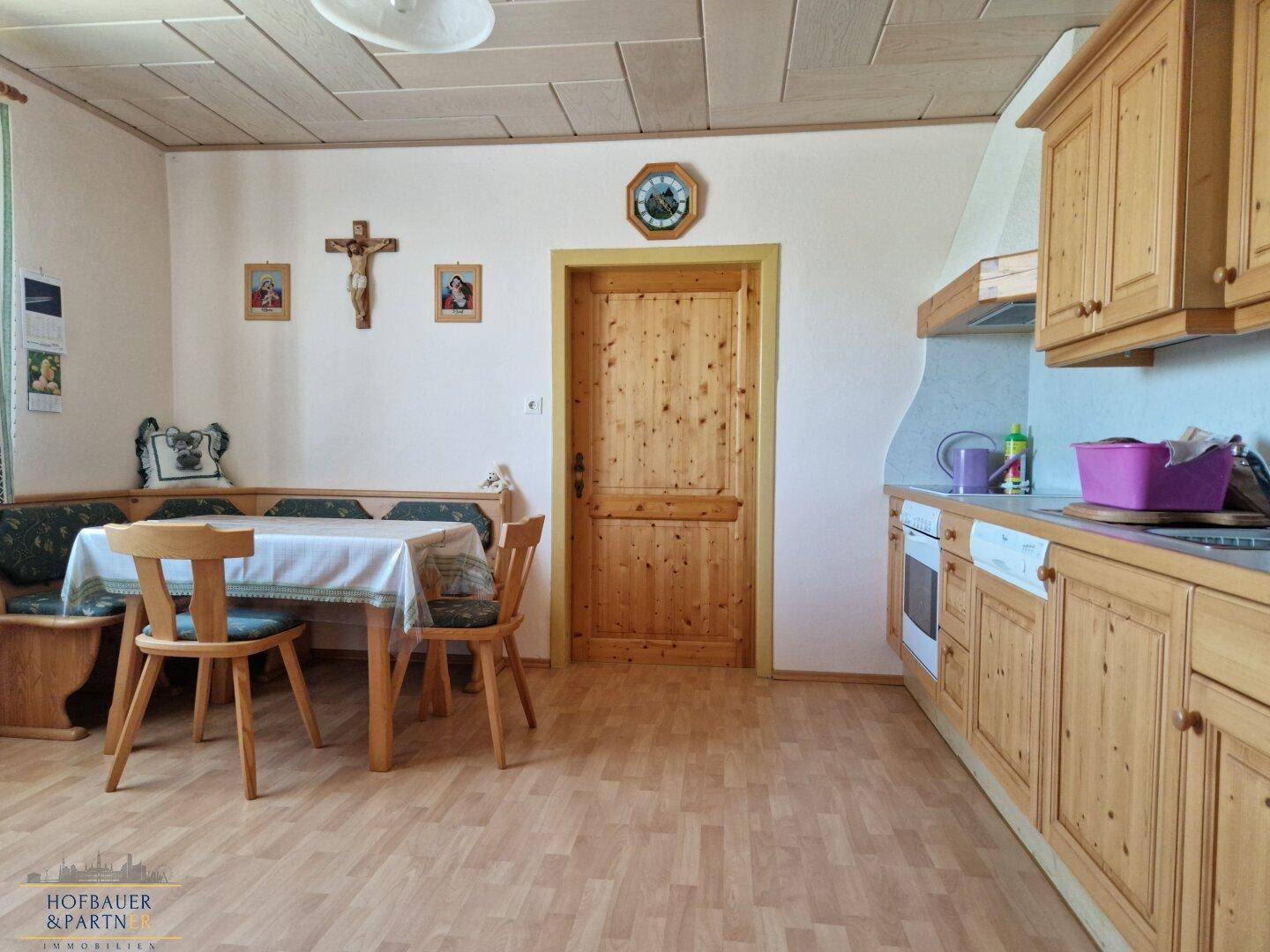 Traditionelle Wohnküche mit Holzeinbauten, Essbereich und rustikalem Charme.