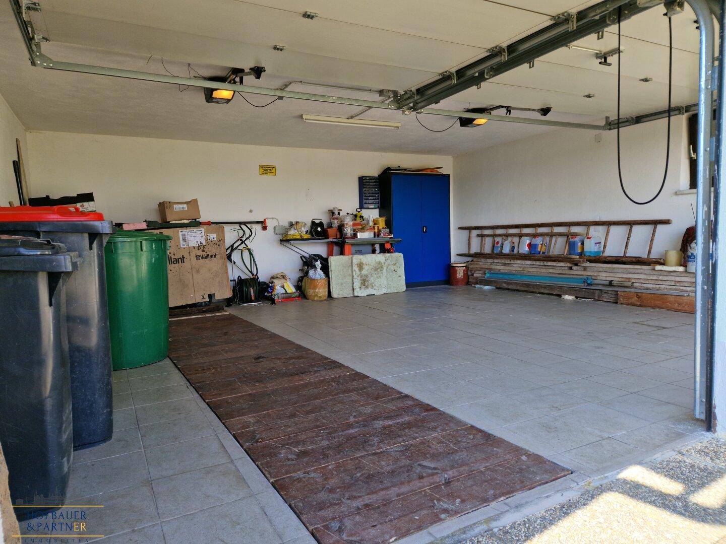 Geräumige Doppelgarage mit Fliesenboden und Stauraum.