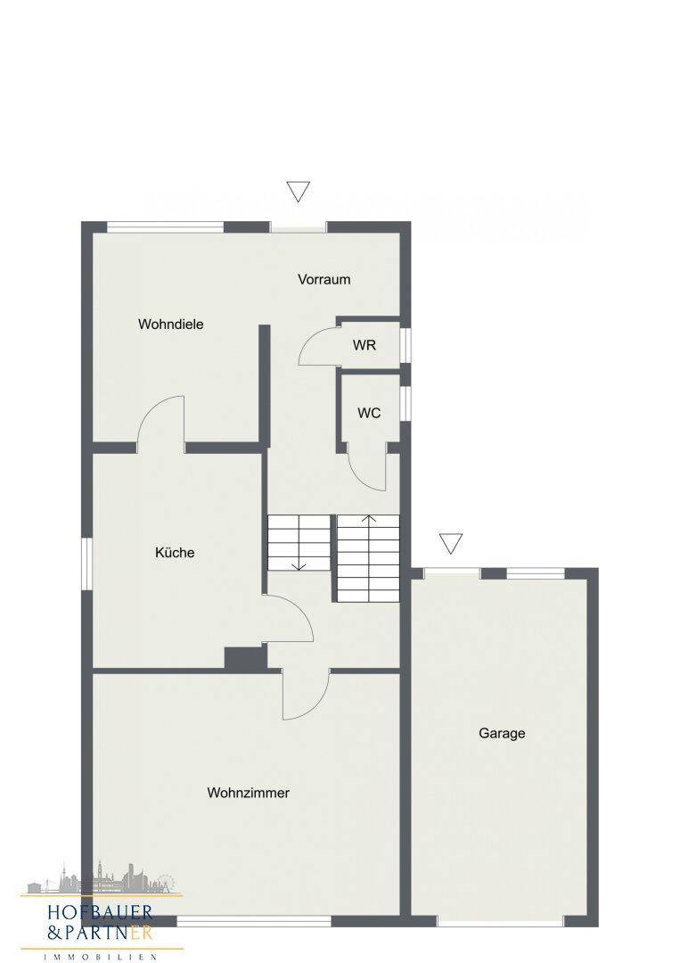 Grundriss des Erdgeschosses mit Wohnzimmer, Küche, Wohndiele, WC und Garage.