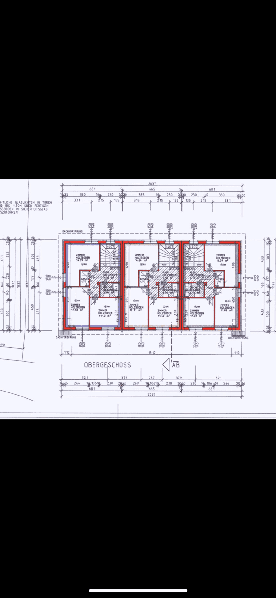 Grundriss des Obergeschosses mit Schlafzimmern und Bädern für drei separate Wohneinheiten.