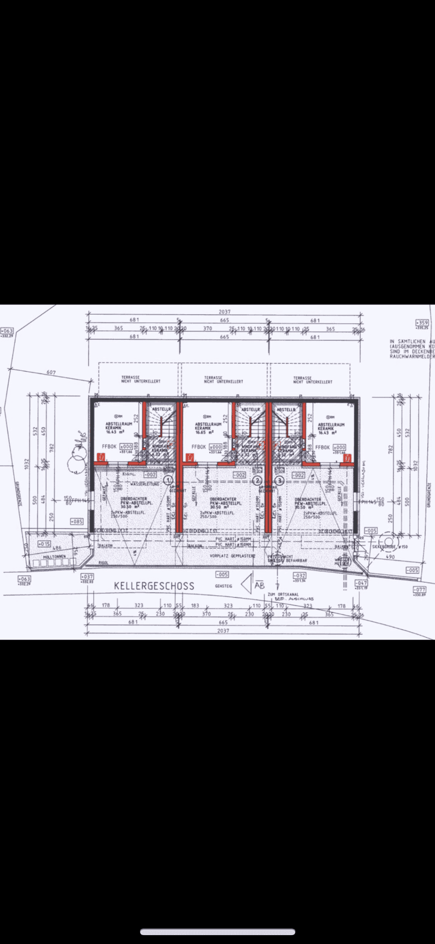 Grundriss des Kellergeschosses mit Abstellräumen und Technikbereichen für mehrere Wohneinheiten.