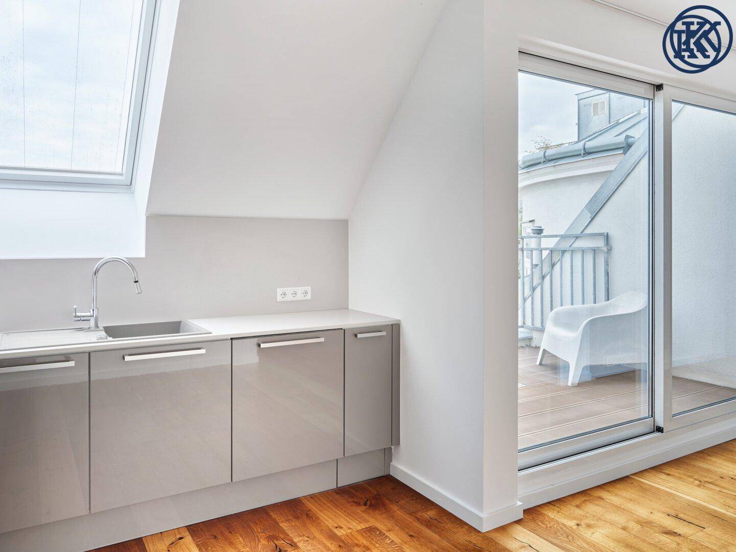 Küchenzeile mit Arbeitsplatte und direktem Zugang zu einem Balkon.