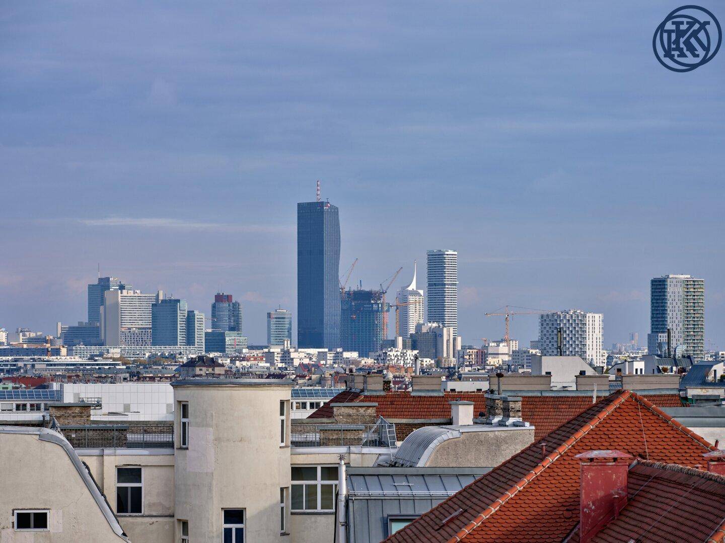Beeindruckender Blick auf die moderne Skyline der Stadt mit markanten Hochhäusern.