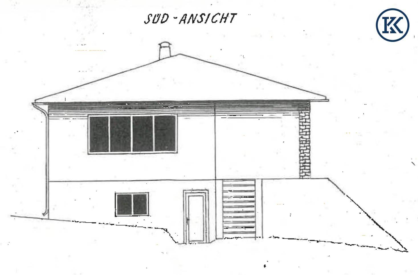 Südansicht des Hauses mit großen Fenstern und Zugang zum Keller.