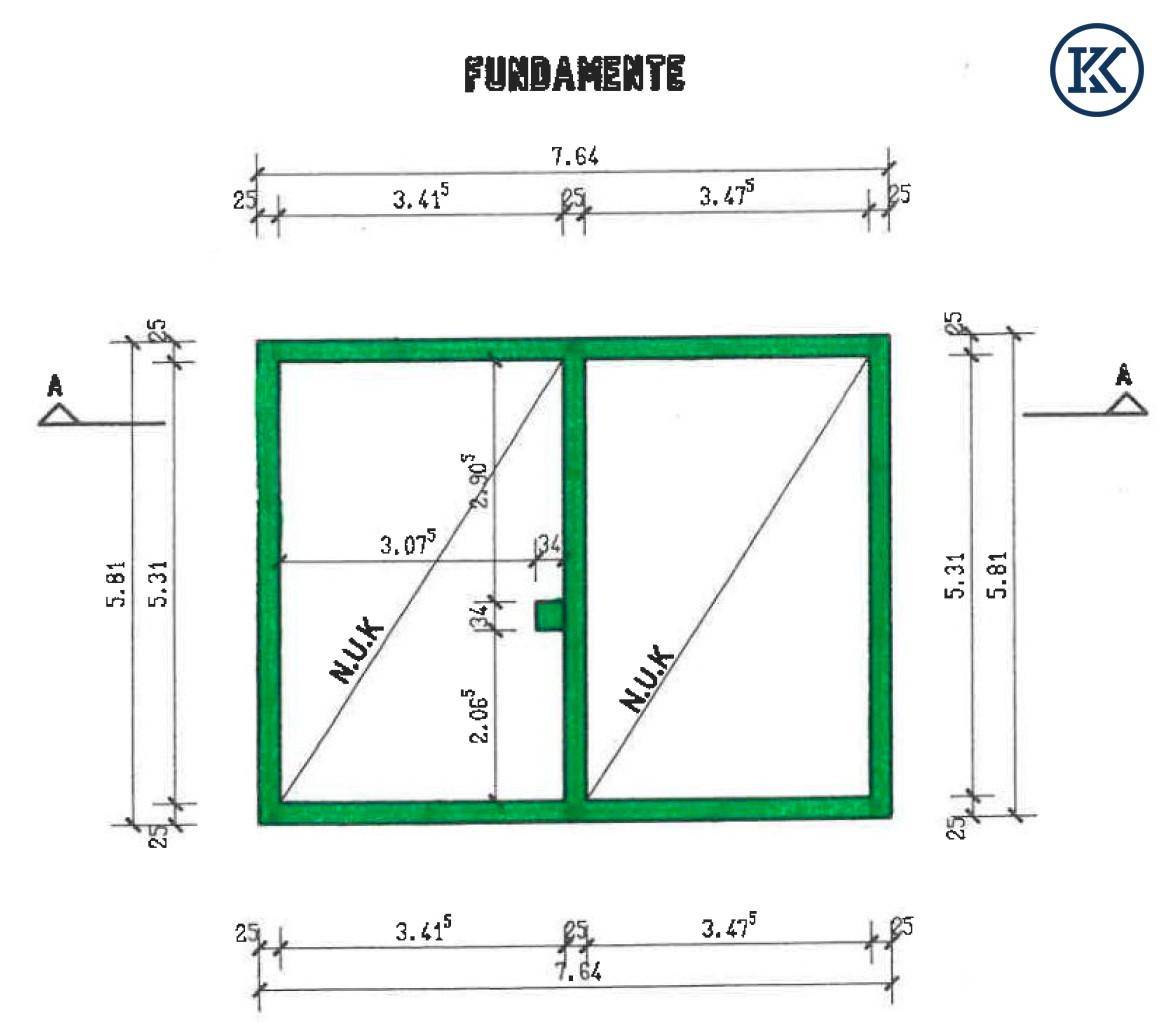 Architektonischer Schnitt durch ein Haus mit Keller und Dachkonstruktion.