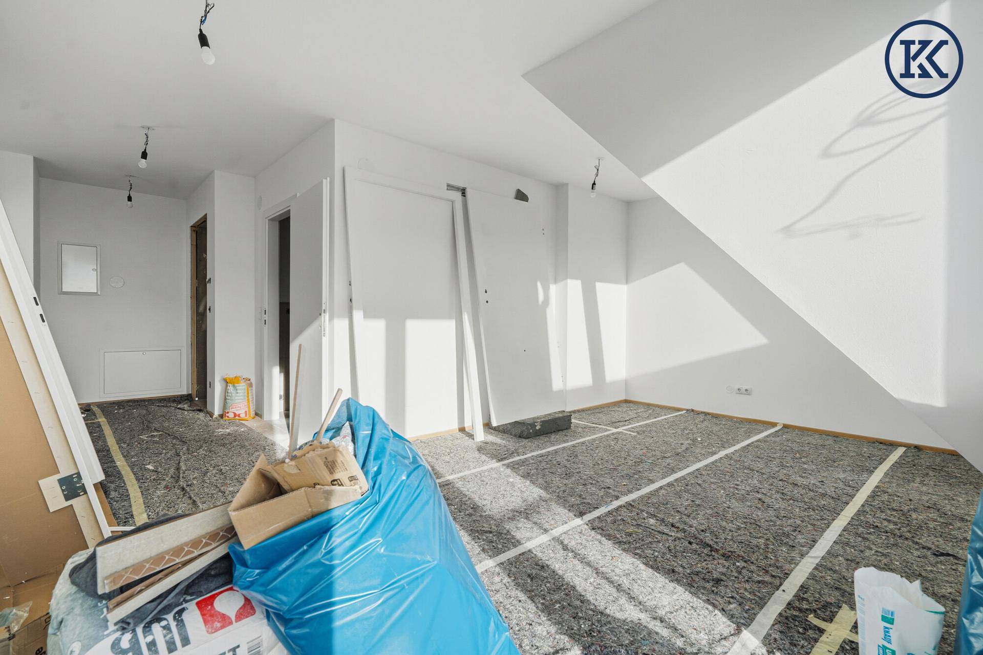 Geräumiger Innenraum im Rohbau mit viel Tageslicht, bereit für den weiteren Ausbau.